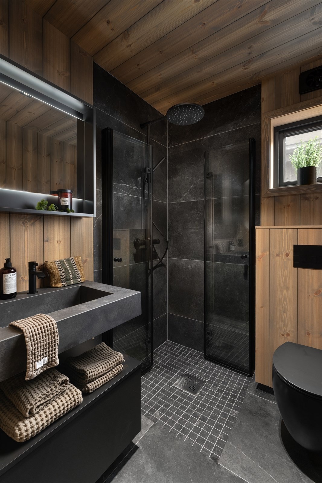 Baderomsinnredning etter Sjemmedalhyttas design, produsert i Italia Galleribilde