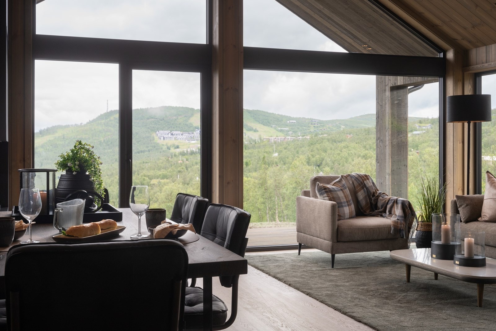 Fantastisk utsikt mot Havsdalen og Geilotoppen Galleribilde