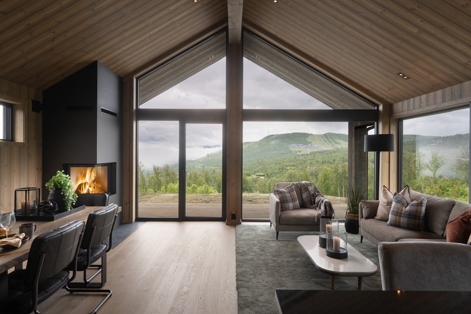 Stilig peis med malte overflater og innsats fra Brunner Galleribilde