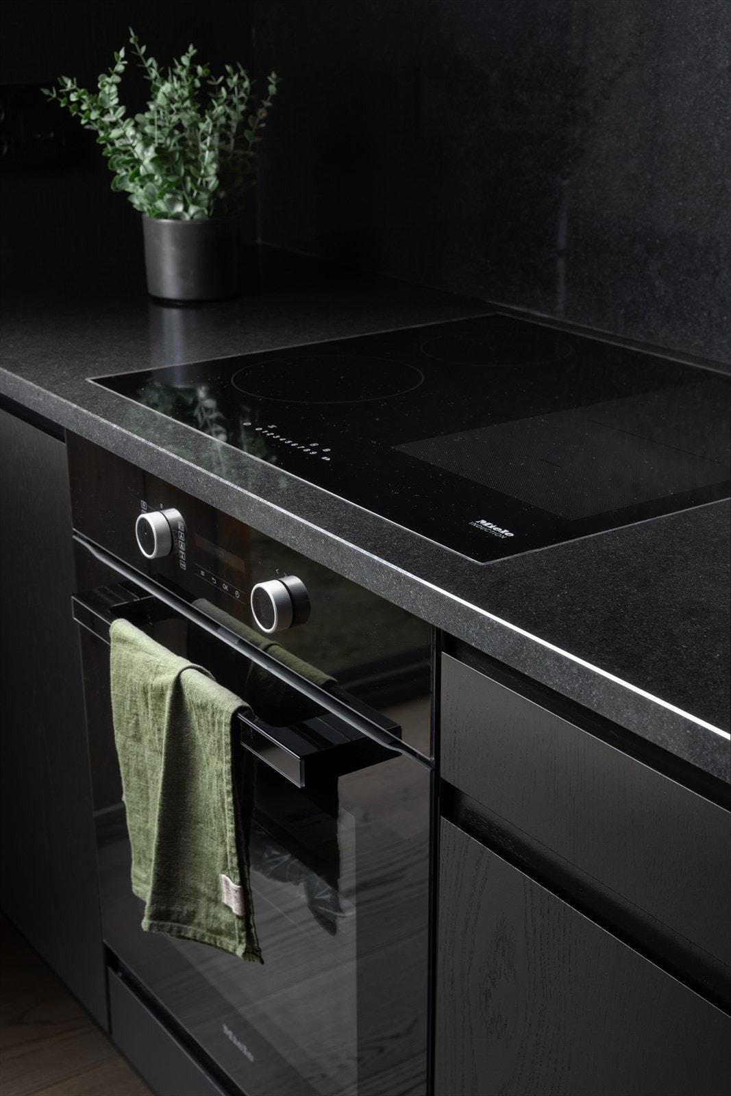 Integrerte hvitevarer fra Miele. Benkeplate i stein Galleribilde