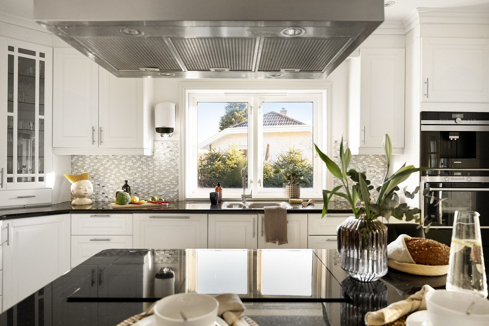 Praktisk kjøkkenøy gir ekstra benkeplass og gjør matlagingen sosial. Galleribilde