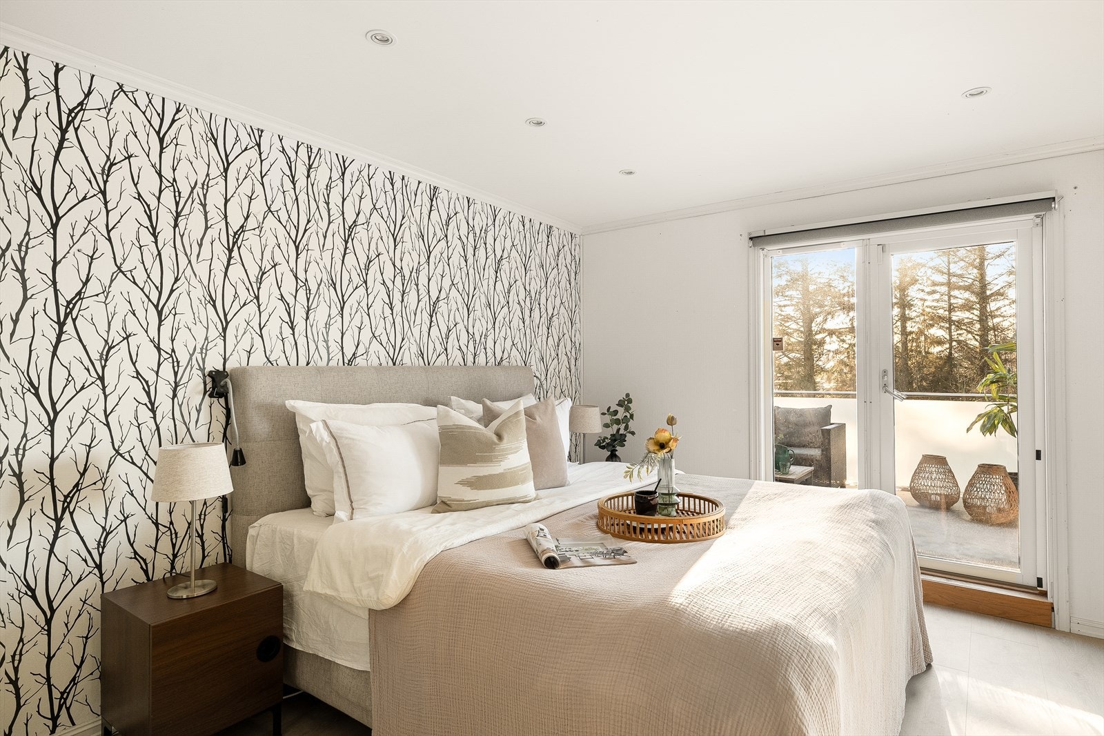 Soverom 2.etasje med utgang til boligens herlige terrasse Galleribilde