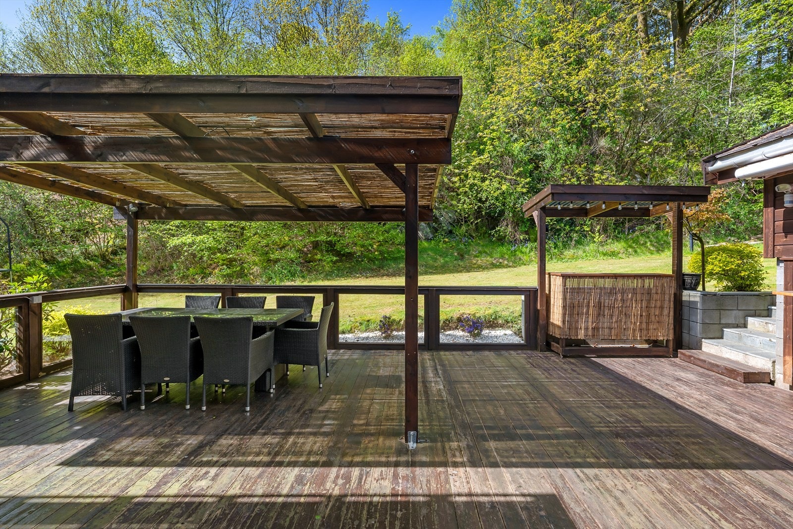 Terrasse med pavljong. Perfekt for grillfester Galleribilde