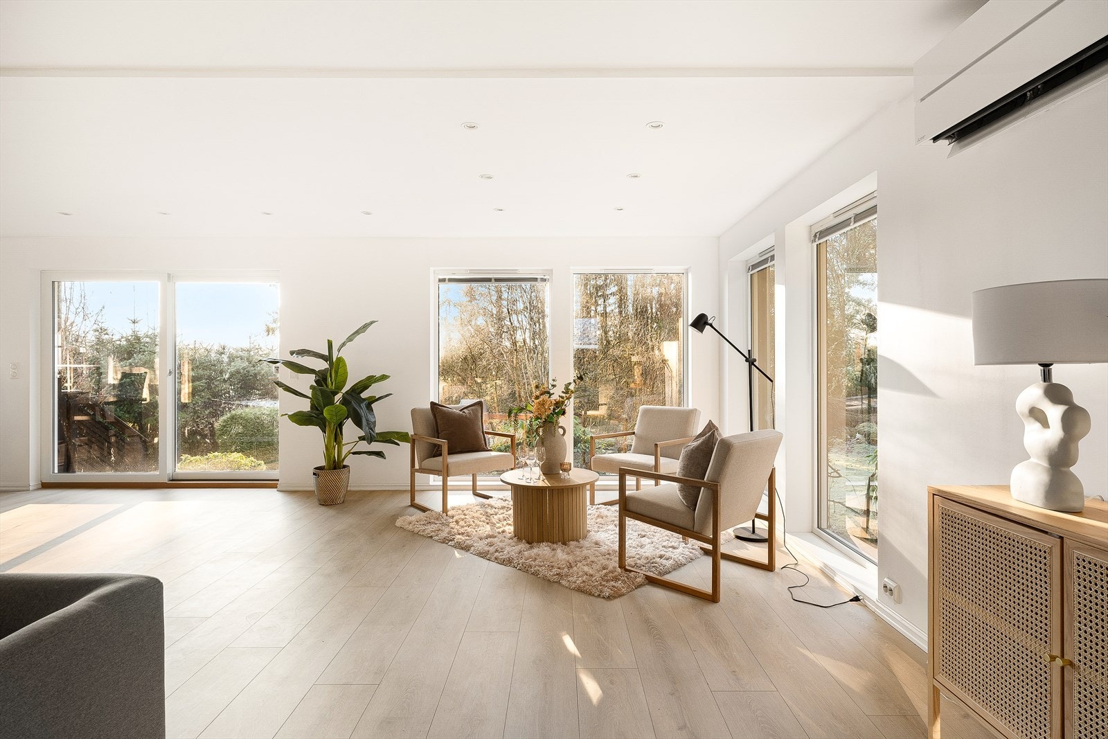 Fra gangen går du inn i en lys og luftig stue med store vindusflater som slipper inn rikelig med dagslys Galleribilde