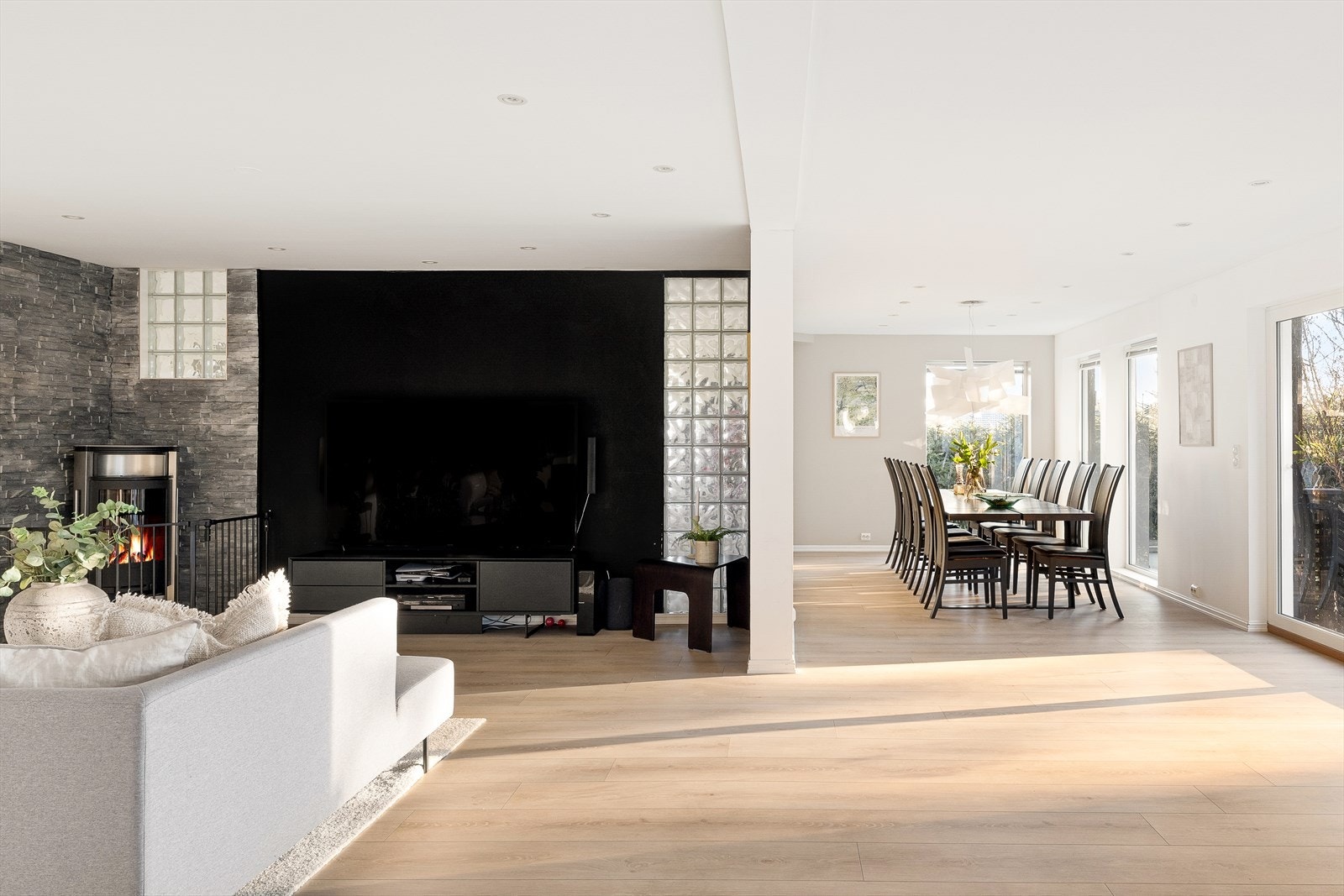 Stuen har peis og varmepumpe som sørger for en behagelig varme Galleribilde