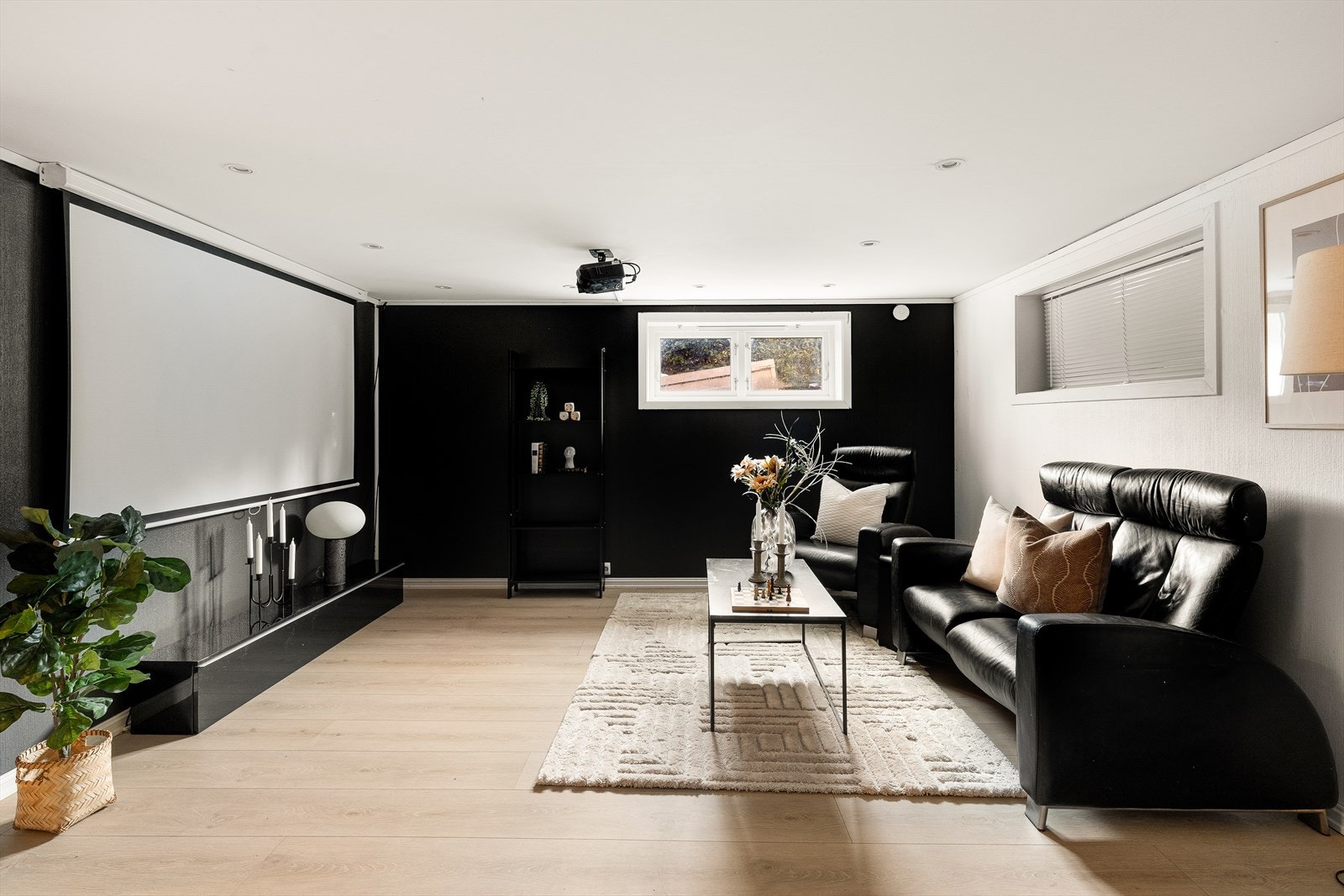 Kjellerstue innredet med kinoanlegg. Galleribilde