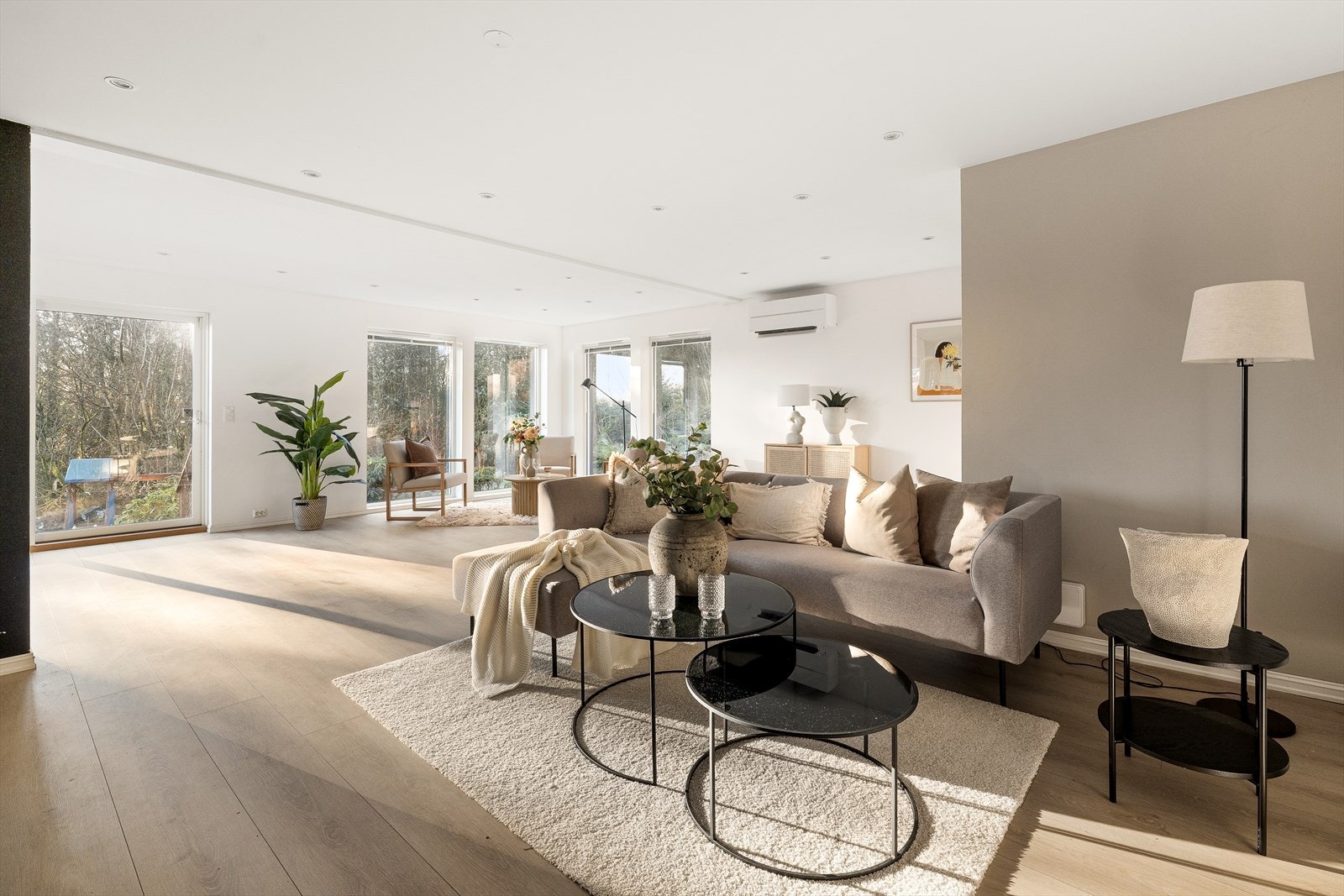 Rommet har gjennomgående en-stavs gulv, slette vegger og downlights i himling Galleribilde