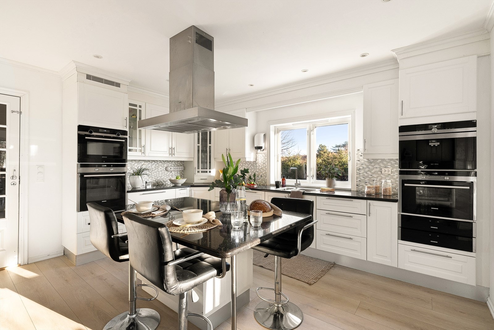 Kjøkkenet er velutstyrt med kjøleskap, fryseskap, integrert platetopp, dampovn, to varmeskuffer, kaffemaskin, stekeovn, kombinert mikrobølgeovn/stekeovn og oppvaskmaskin. Galleribilde