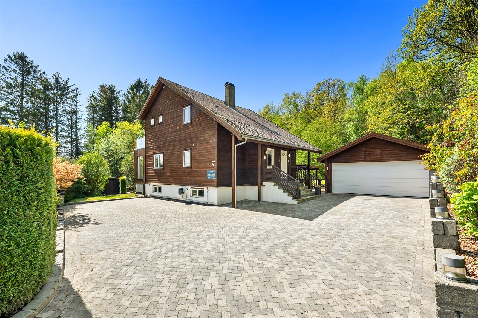 Gårdsrommet fremstår ryddig og rent med belegningsstein i gårdsrom. God plass til flere biler Galleribilde