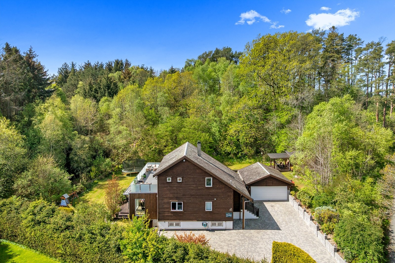 Eiendommen ligger innerst i en blindgate, noe som gir en rolig og trygg beliggenhet uten gjennomgangstrafikk Galleribilde