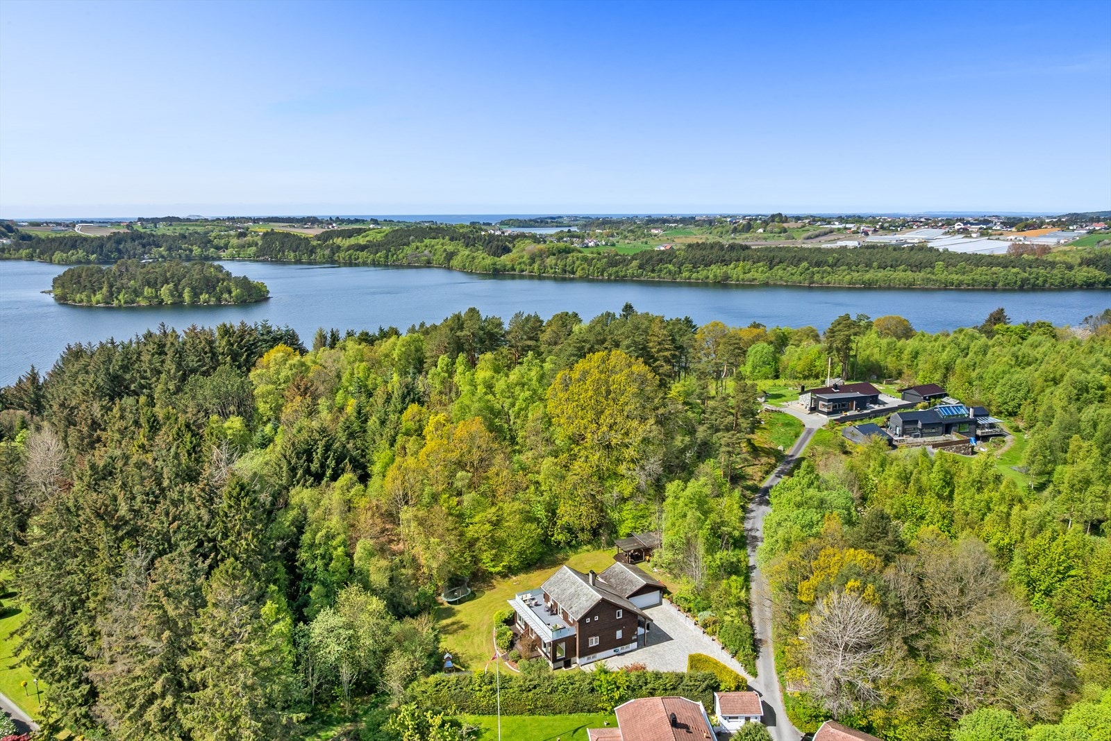 Usjenert og tilbaketrukket beliggenhet som grenser til friareal Galleribilde