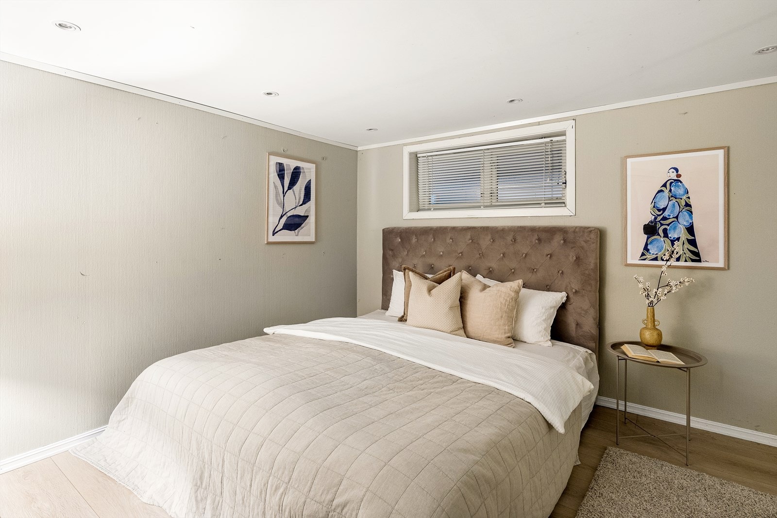 Rom i kjeller som er benyttet som soverom. Tilfredsstiller ikke krav til varig opphold. Takstmann kommenterer at rommene ikke følger dagens krav med hensyn til lys, brann og rømningsvei. Galleribilde