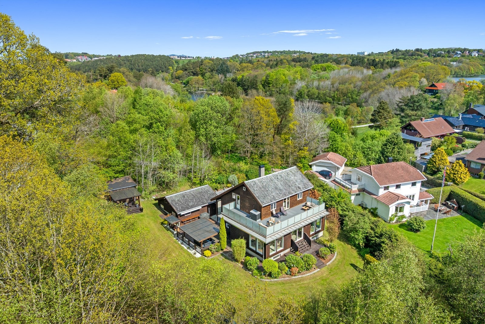 Området er sentralt og attraktivt, med umiddelbar nærhet til flotte turløyper og naturområder rundt Store- og Lille Stokkavatnet - to av byens mest populære turområder med gode stier og flotte badeplasser ved Store Stokkavatnet, Sandal og Eskelandsskogen Galleribilde