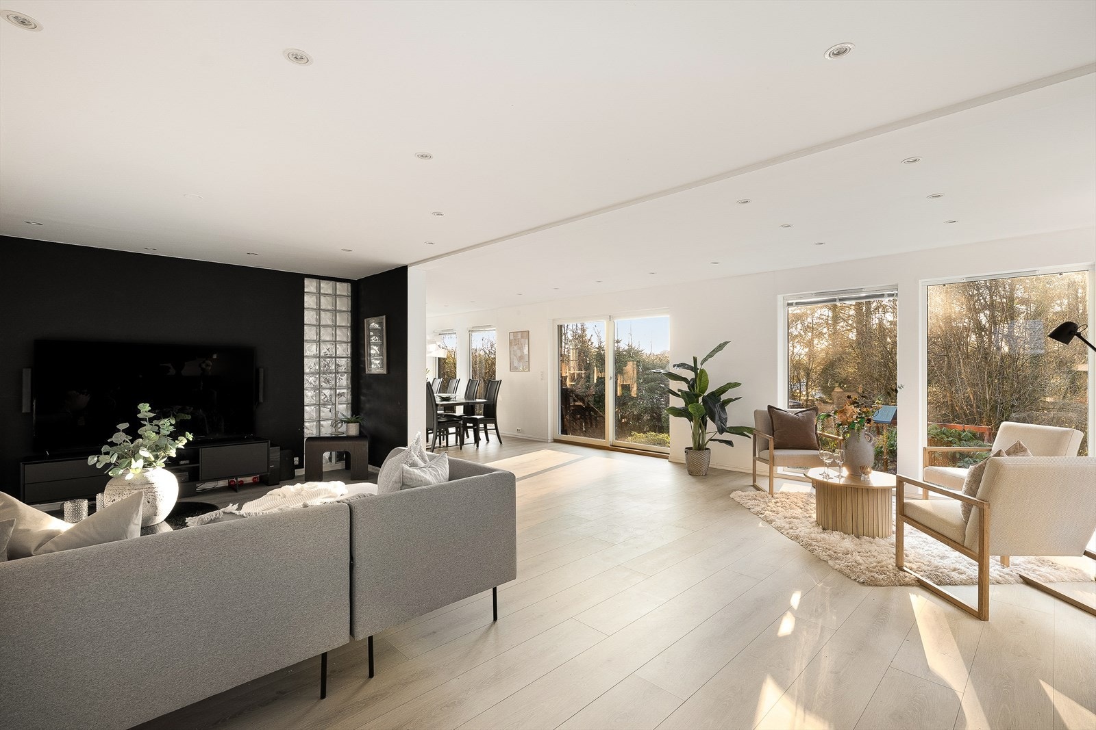 Det generøse gulvarealet gir gode muligheter for å definere ulike soner i rommet. Galleribilde