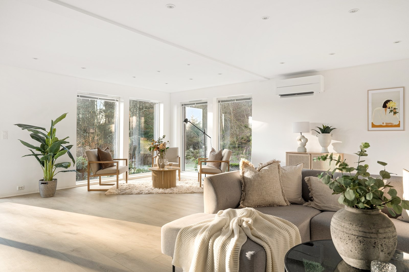 Utsikten mot frodig natur skaper en harmonisk atmosfære Galleribilde