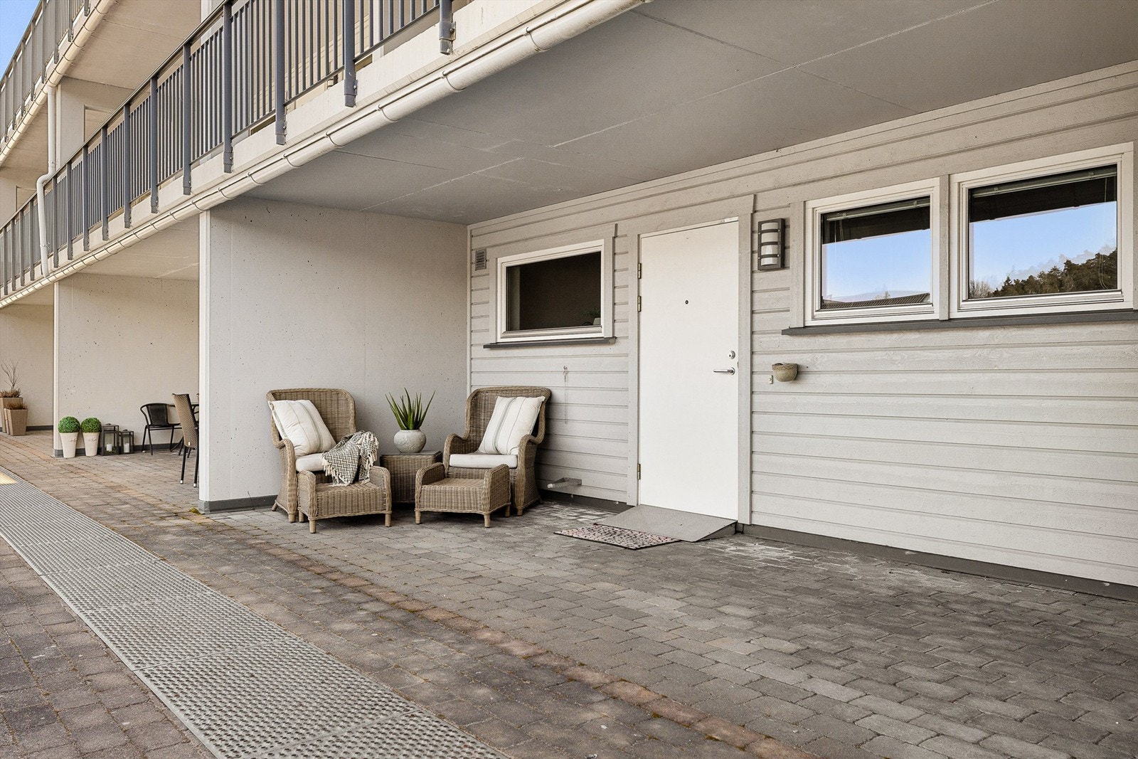 Til leiligheten er det svært enkel adkomst - trinnfritt til egen ytterdør. Galleribilde