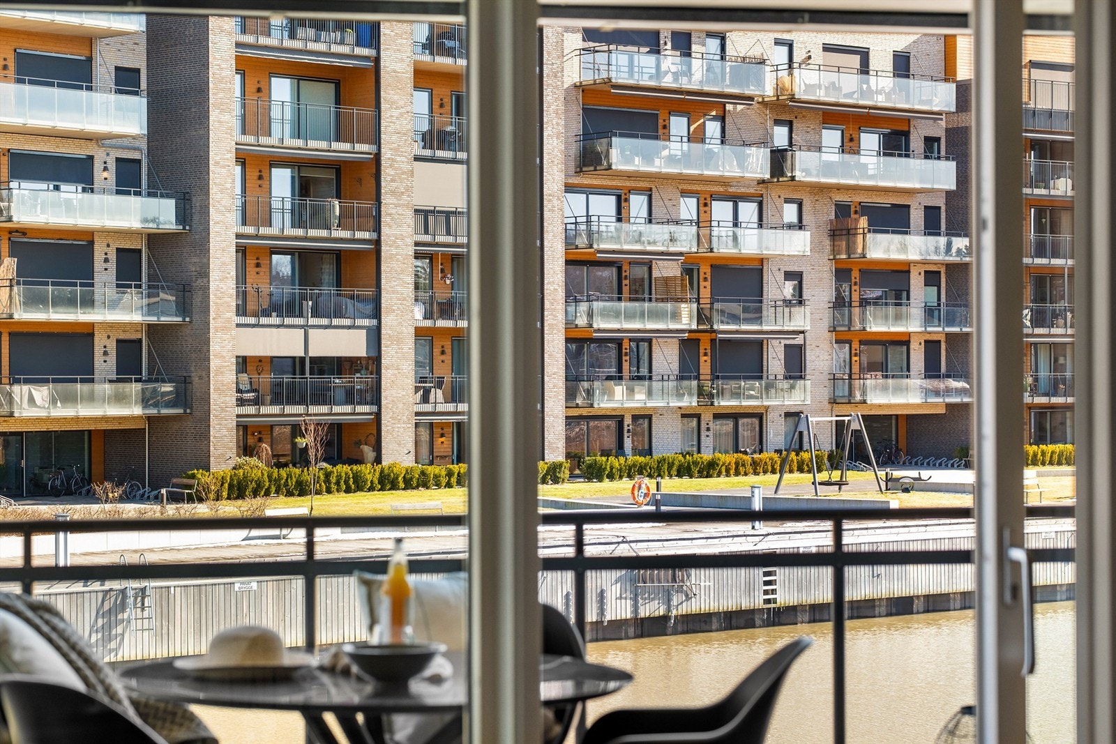 Beliggenheten i første rekke mot elven blir spesielt prisverdig fra utpå våren, når omgivelsene grønnes i takt med temperaturstigningen. Galleribilde