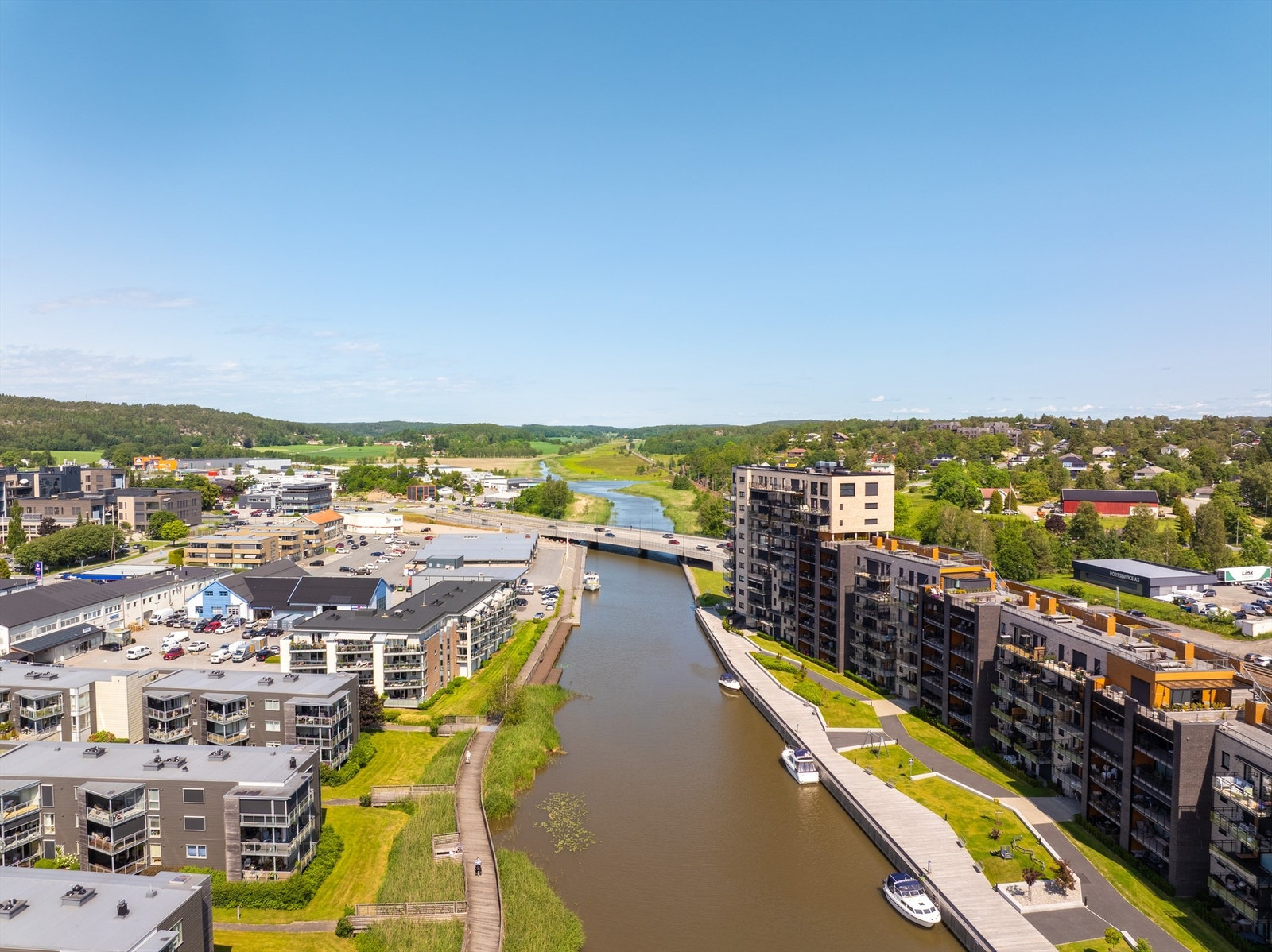 Ørebekk og Seut er i dag et moderne boligområde like utenfor byen. Dedikerte sykkelveier leder helt inn til sentrumsgatene. Galleribilde