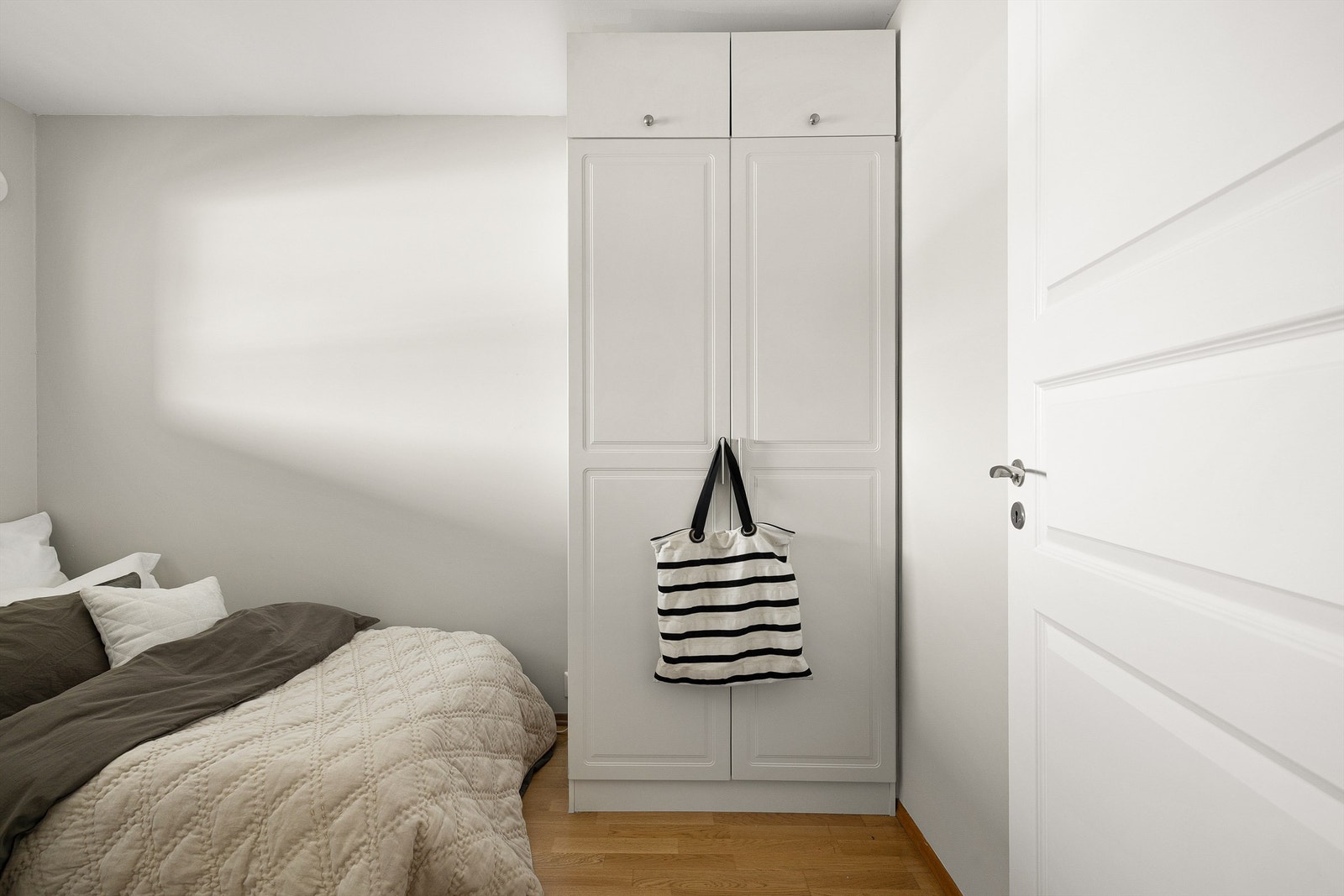 Garderobeskap medfølger i begge soverom. Galleribilde