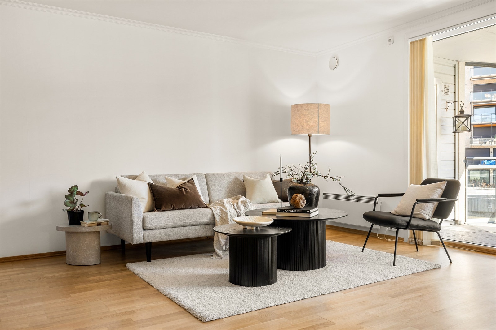 Gulvene er i alle rom utenom badet og boden utført med 3-stavs eikeparkett, veggene med moderne glatte flater. Galleribilde