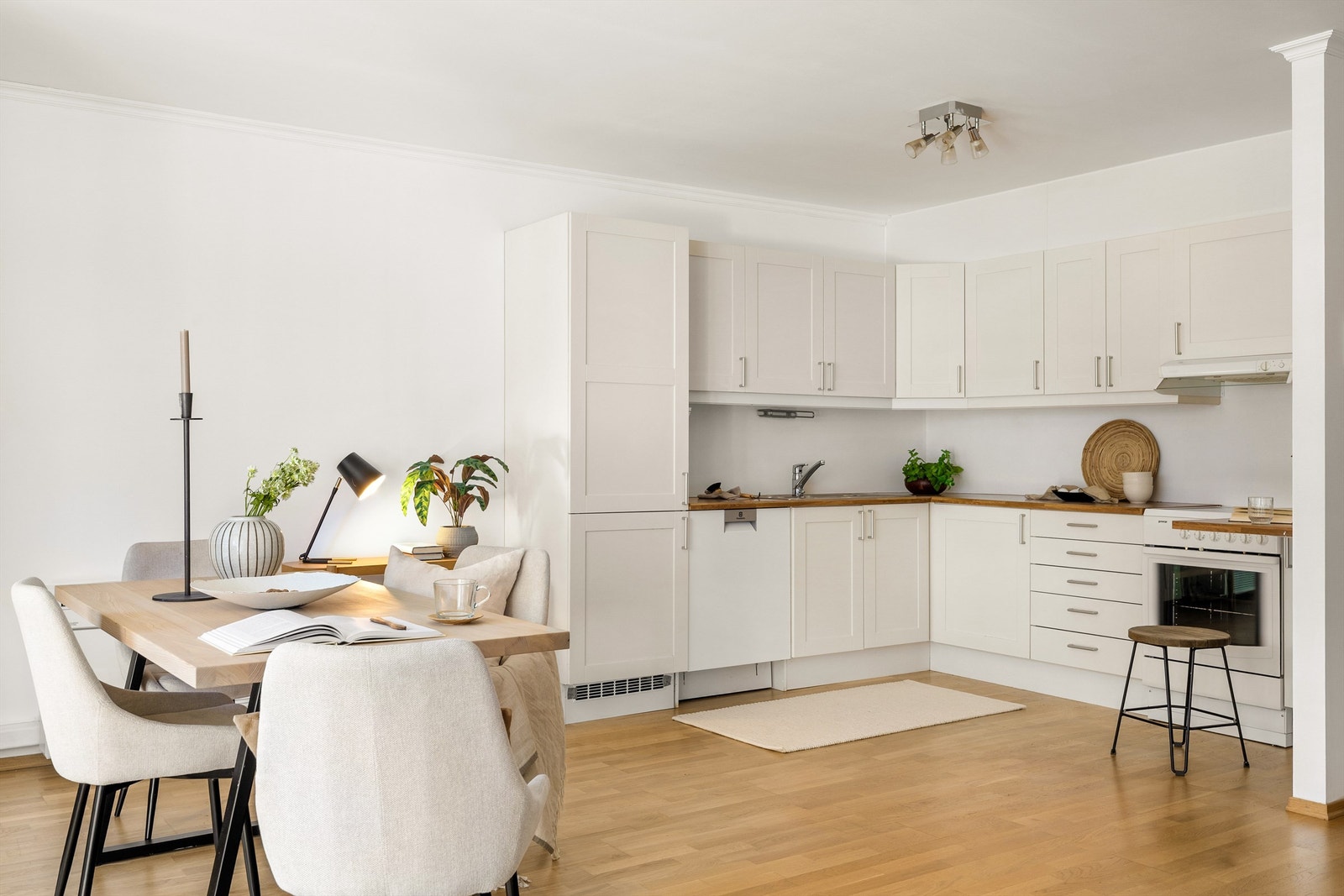 Leiligheten er generelt velholdt. Overflater og det meste av faste innredninger og utstyr er fra byggeåret. Varmepumpe ble installert i stuen i 2020. Galleribilde