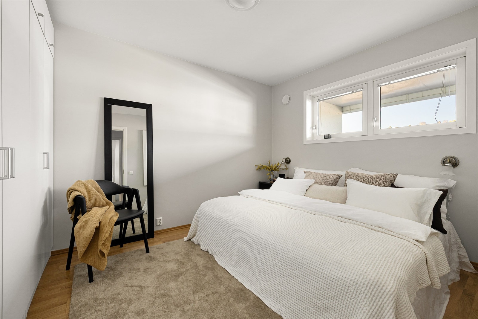 Vinduer høyt på vegg gjør soverommene mindre eksponert for direkte innsyn. Galleribilde