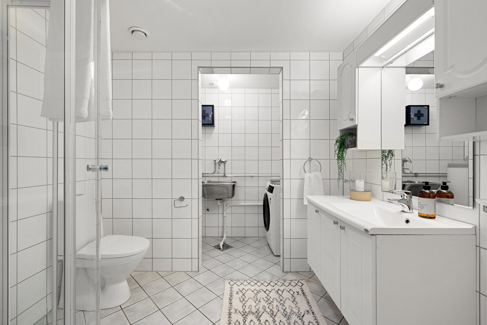 Badet er i 2025 oppgradert med både nytt dusjkabinett og nytt klosett. Galleribilde