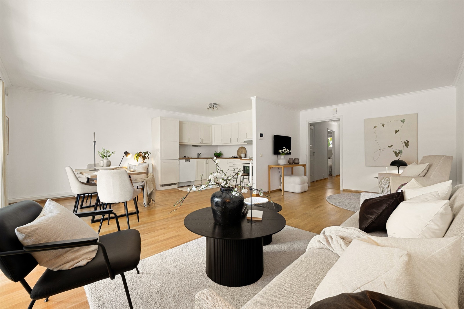 Stuen er romslig, og rommer flere sittegrupper. Galleribilde