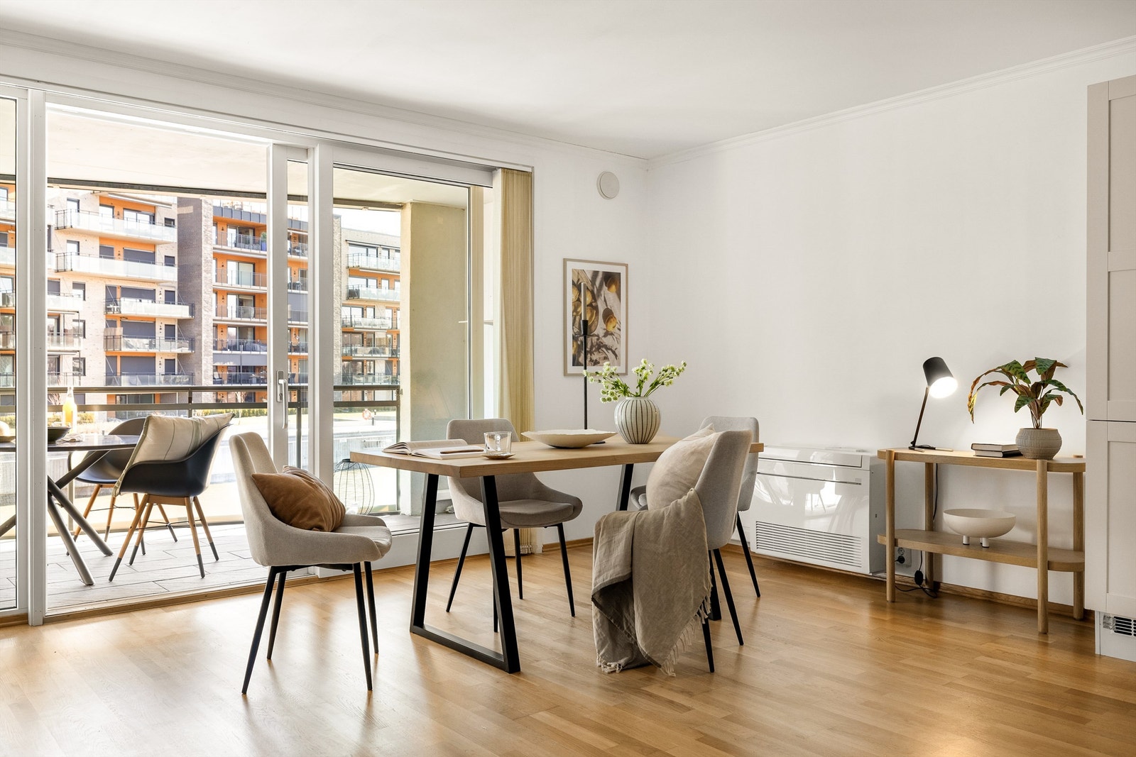 Vel så fin utsikt til elven sees fra sofakroken og spisebordet i stuen, året gjennom. Galleribilde