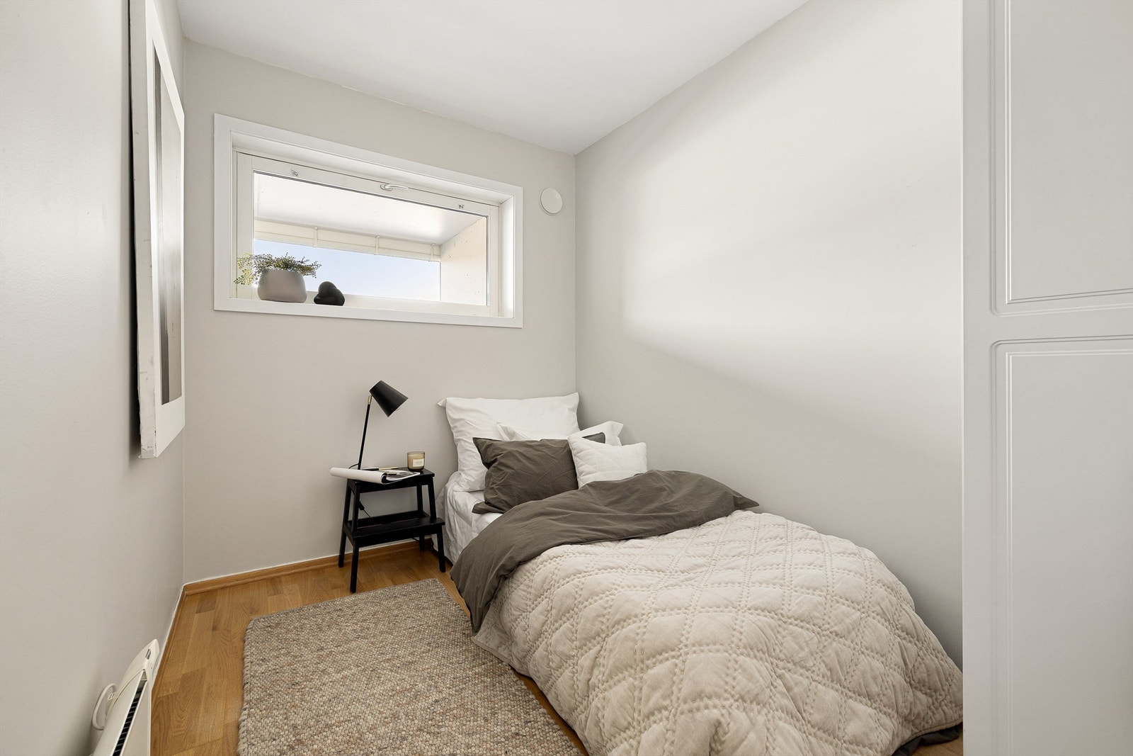 Med nesten 7 kvm. er dette et velfungerende barne-/gjesterom. Galleribilde