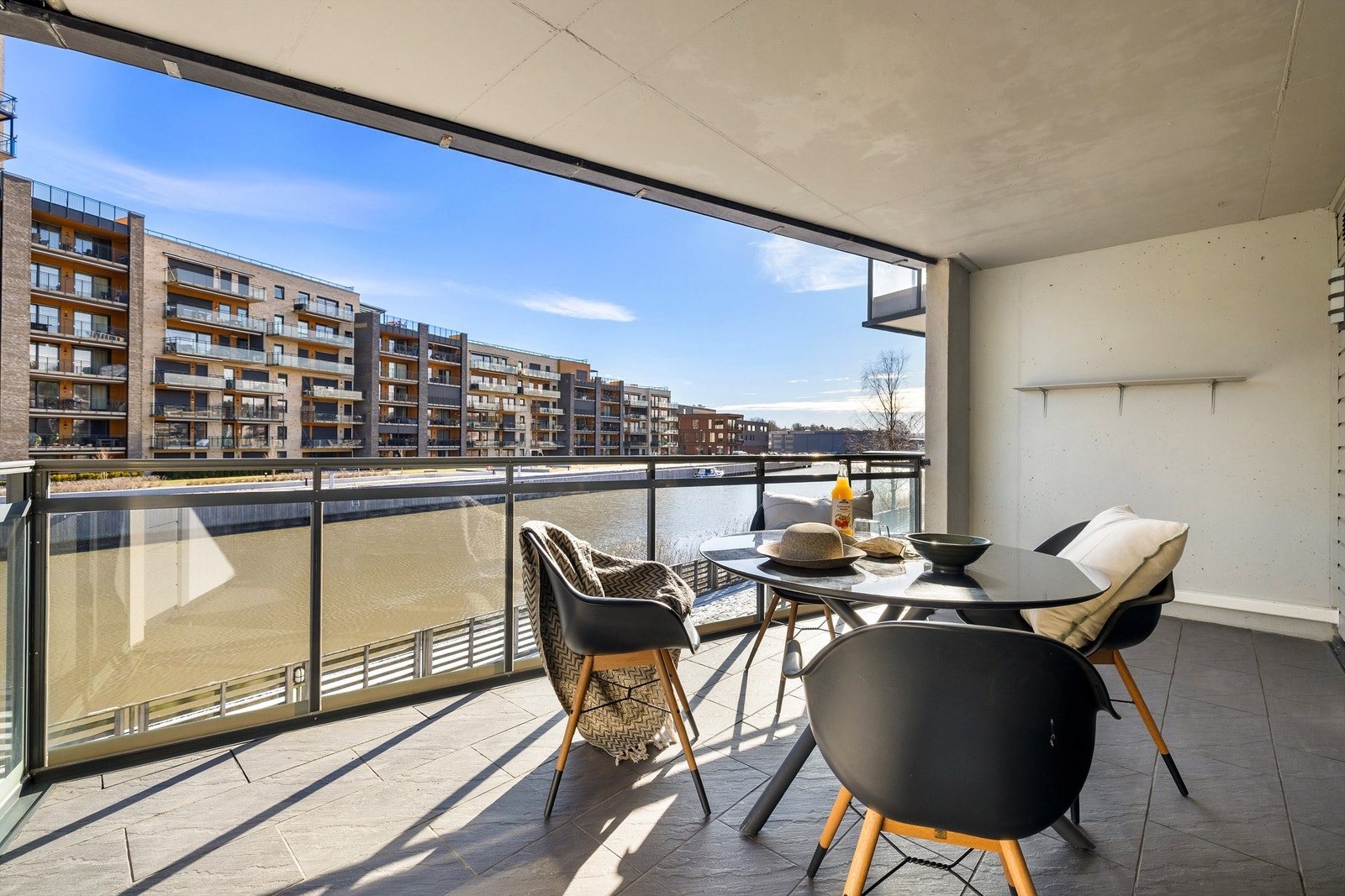 Skjermende overbygg tillater bruk av verandaen selv om sommerværet ikke er på sitt aller beste. Galleribilde