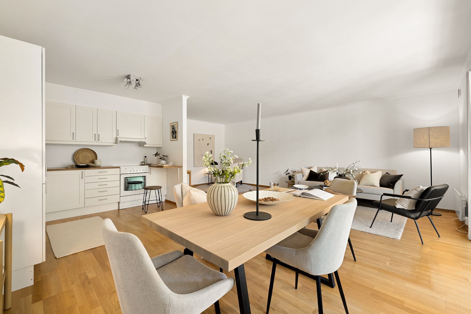 Leilighetens areal er effektivt utnyttet. Gulvflaten rundt kjøkkenet kan utnyttes med opptil tre ulike sittegrupper. Galleribilde