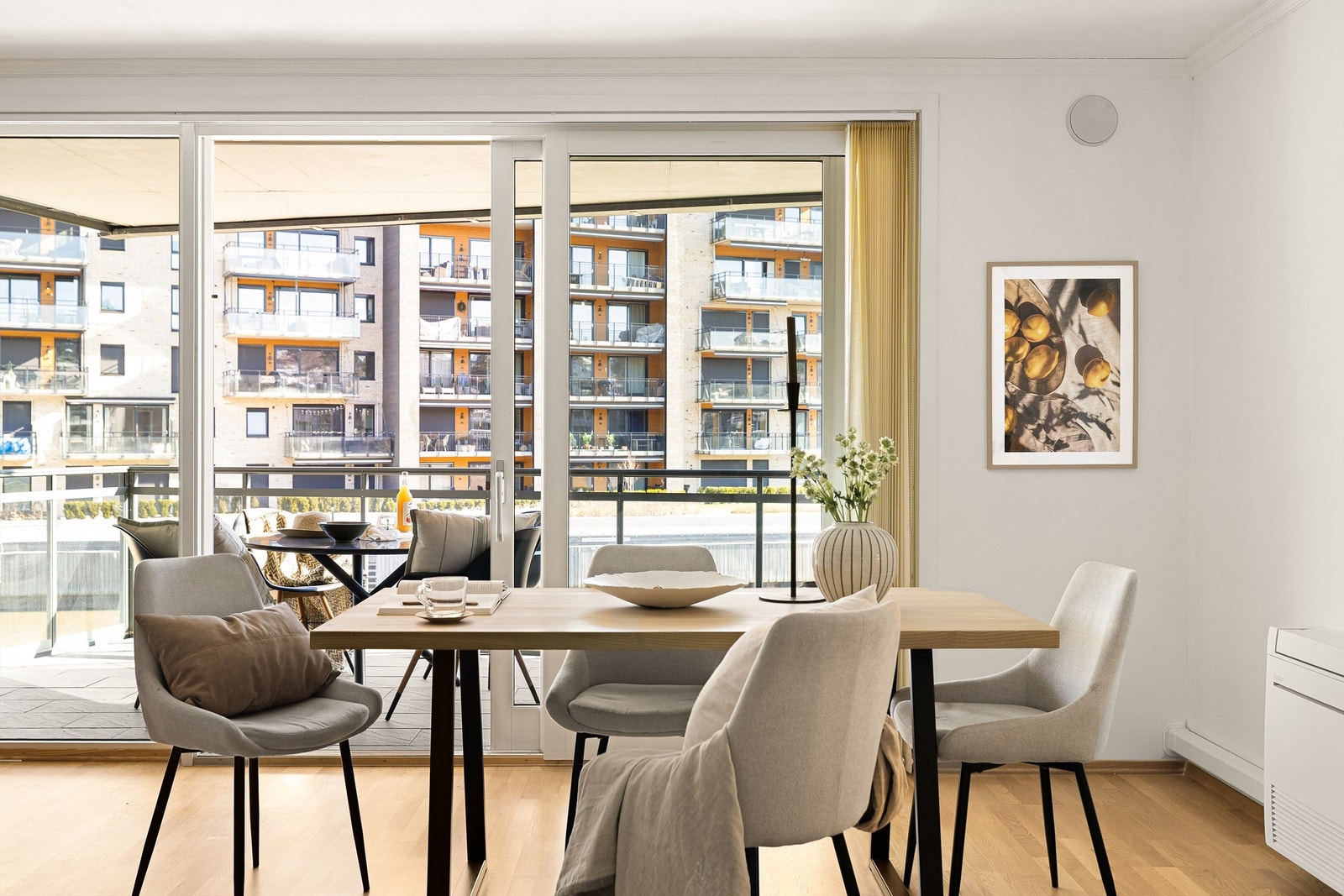 Høyreiste vinduer henvendt mot elven fyller stuen med naturlig lys og fremmer i tillegg en luftig romfølelse. Galleribilde