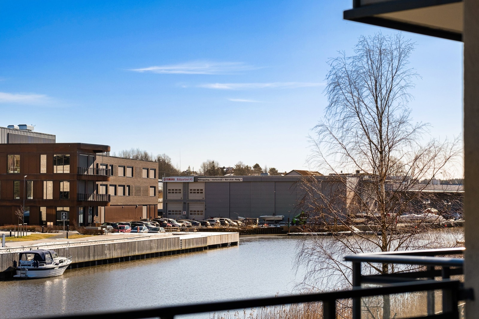 På verandaen kan du glede deg over sol første del av dagen og orkesterplass mot småbåtlivet på elven. Galleribilde