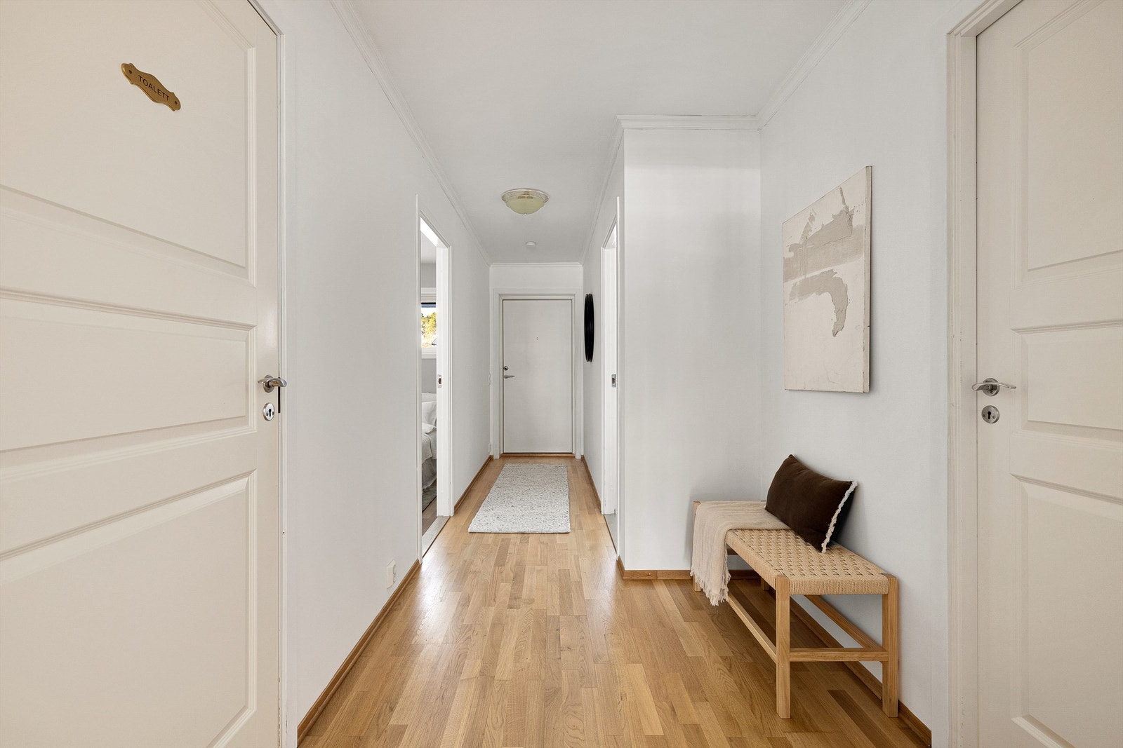 Soverommene er trukket lengst mulig unna stuen og samlet rundt entreen. Badet til venstre, innvendig bod til høyre. Galleribilde