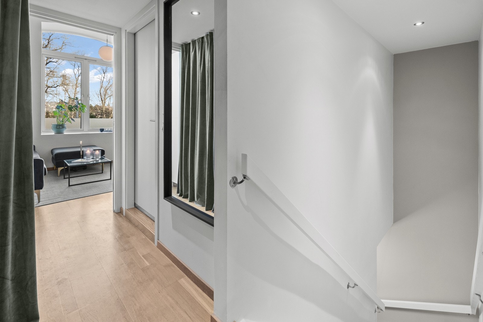 Her er det også laget plass og opplegg for vaskemaskin, og det er bygget et lurt oppbevaringssystem rundt vaskemaskinen med plass for bla. skittentøy og vaskesaker. Videre går trappen ned til soverommet. Galleribilde