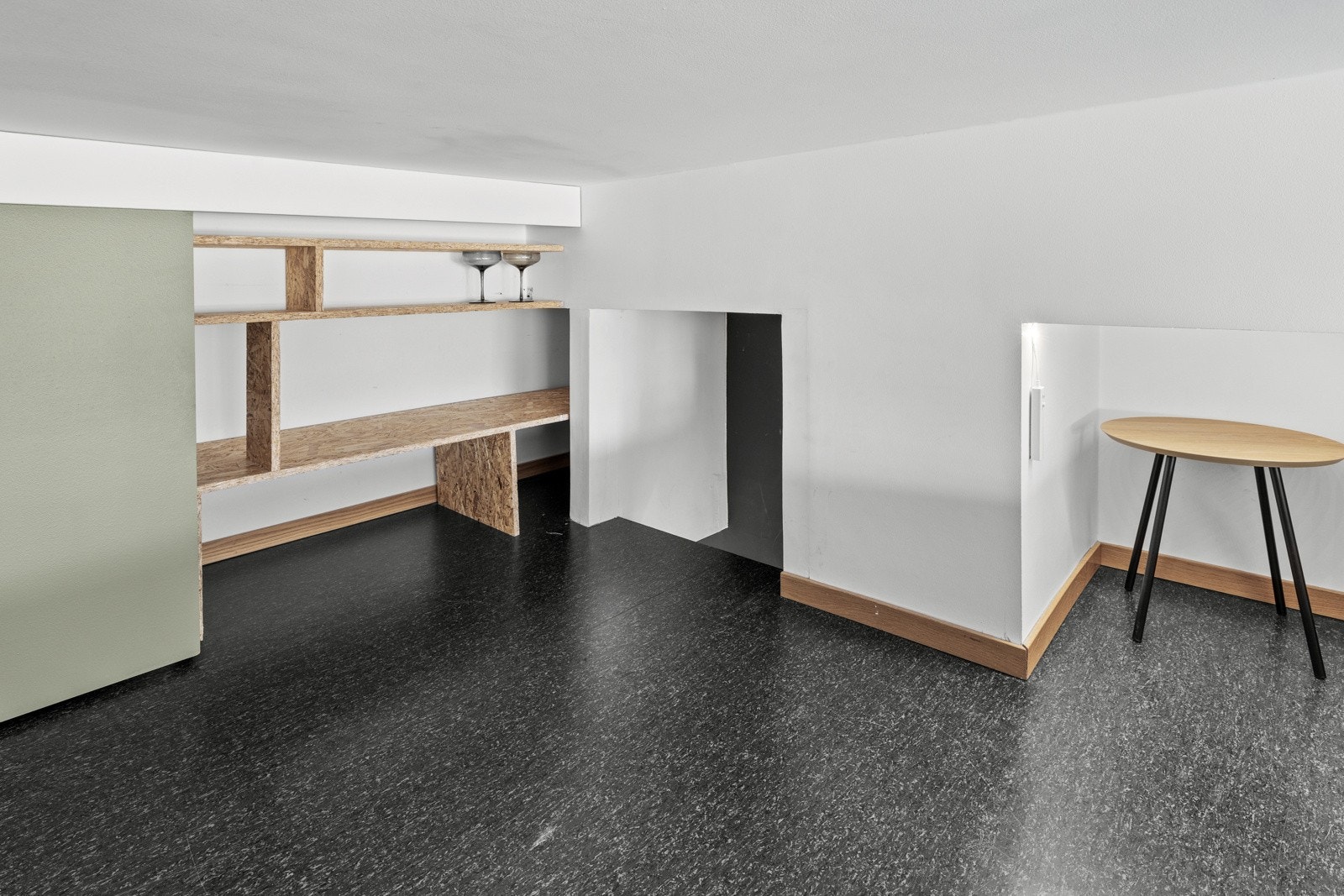 Hemsen har gulvareal på 12 kvm og kan eksempelvis nytte som gjesterom, lesekrok eller ekstra lagingsplass. Galleribilde