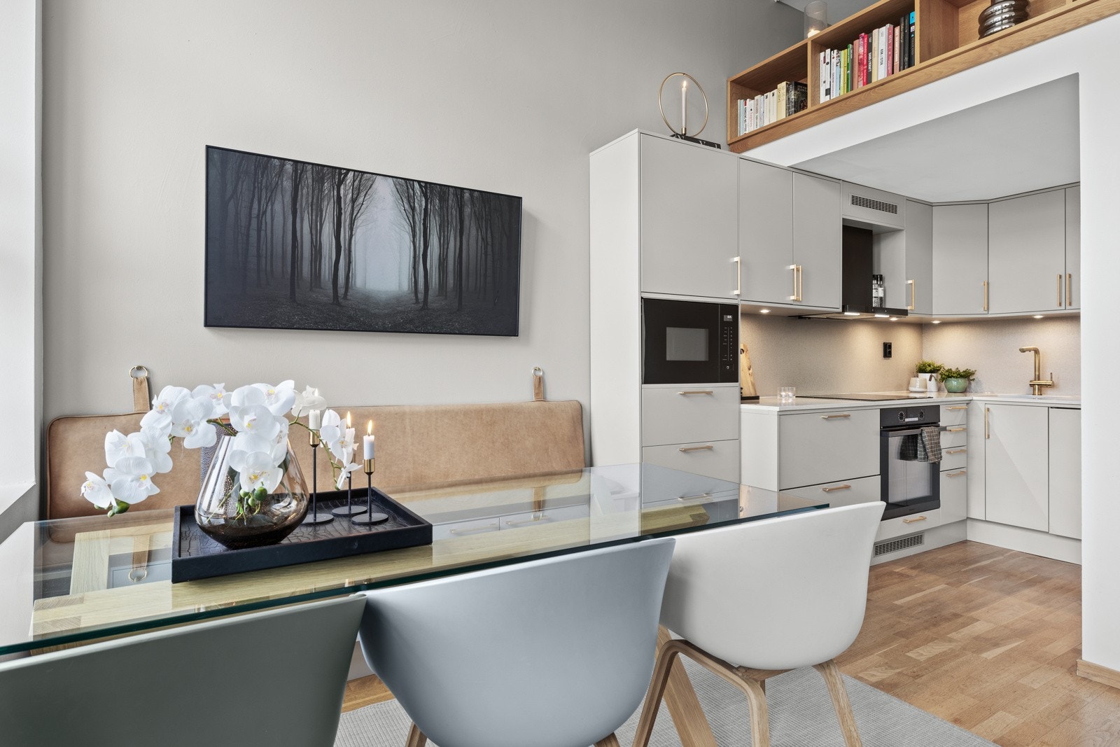 Ved spisestuen er det plassbygget en praktisk og pen sittebenk med rikelig med lagringsplass under. Galleribilde