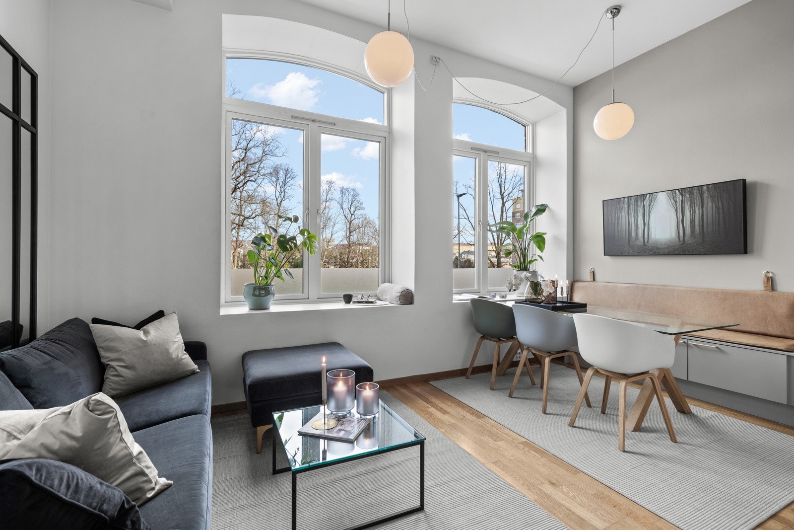 De store vindusflatene kombinert med den generøse takhøyden gir rommet en luftig og god atmosfære. Galleribilde