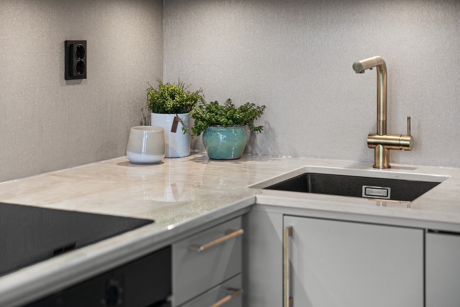 Kjøkkenet har innredning med glatte fronter og benkeplaten av stein, samt underlimt servant med ettgreps blandebatteri, samt integrerte hvitevarer. Galleribilde