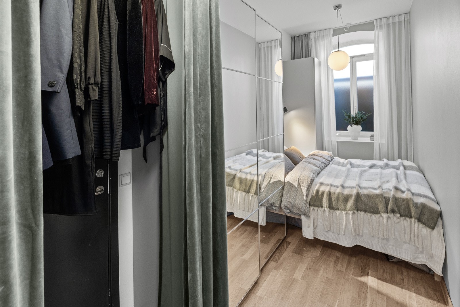 Bak skyvedørsgarderoben på soverommet er en lukket dør inn til hybelen som gjør løsningen godkjent. Galleribilde