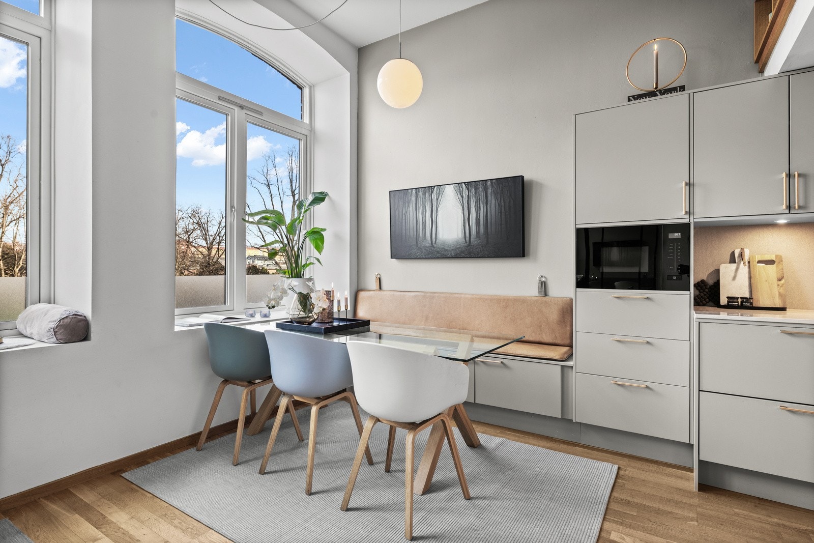 Her er det god plass til at både familie og venner kan gjeste for hyggelige lag. Galleribilde