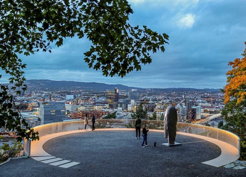 Veien er heller ikke lang til den populære Ekebergparken. Parken inneholder en rekke skulpturer av kjente kunstnere, omgitt av vakker skog og utsikt over byen. Området har også historiske kulturminner, inkludert gamle gravhauger og helleristninger. Galleribilde