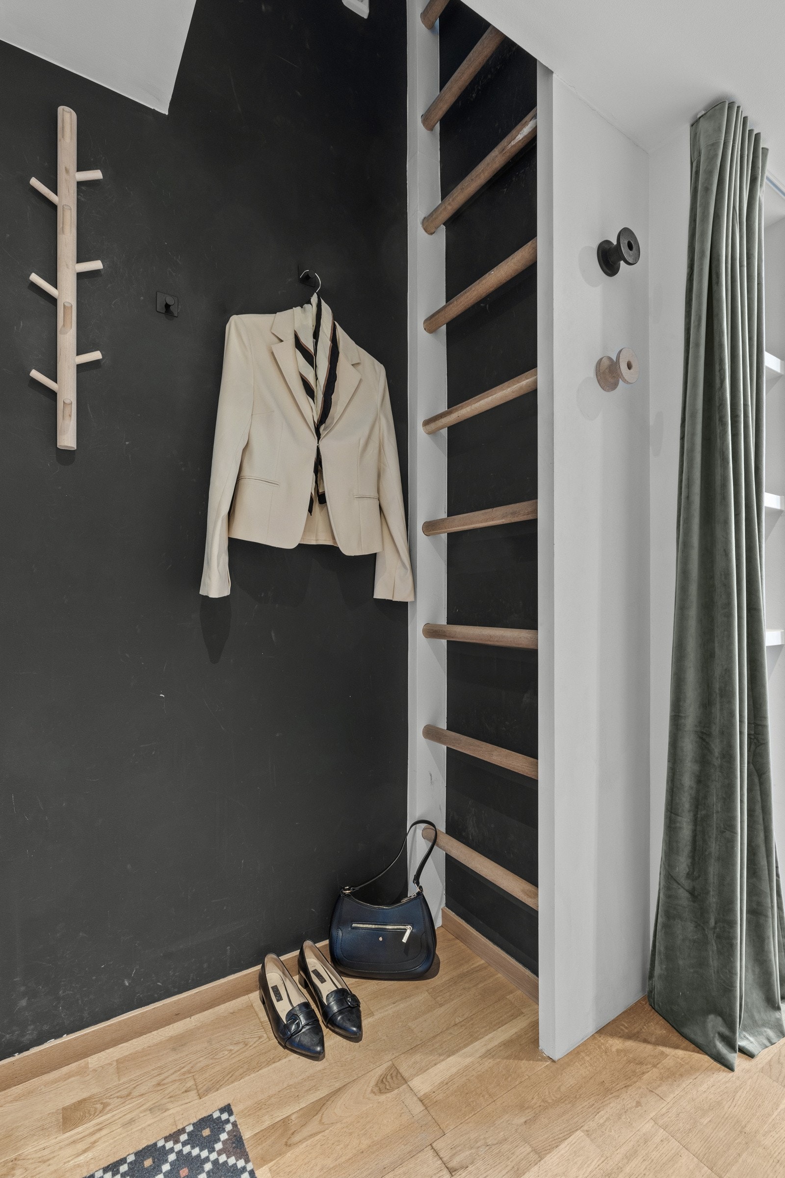 Fra entreen er det også montert en praktisk stige opp til hemsen. Galleribilde