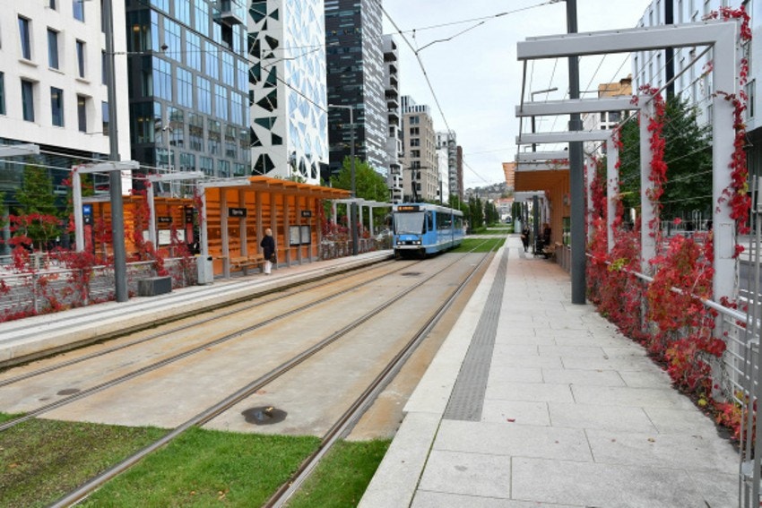 Barcode, et populært handels- og kontorområde i Oslo, ligger kun 14 minutters gange fra boligen. Her finner du et bredt spekter av butikker, restauranter og kontorer, og området er også kjent for sin moderne arkitektur. Galleribilde