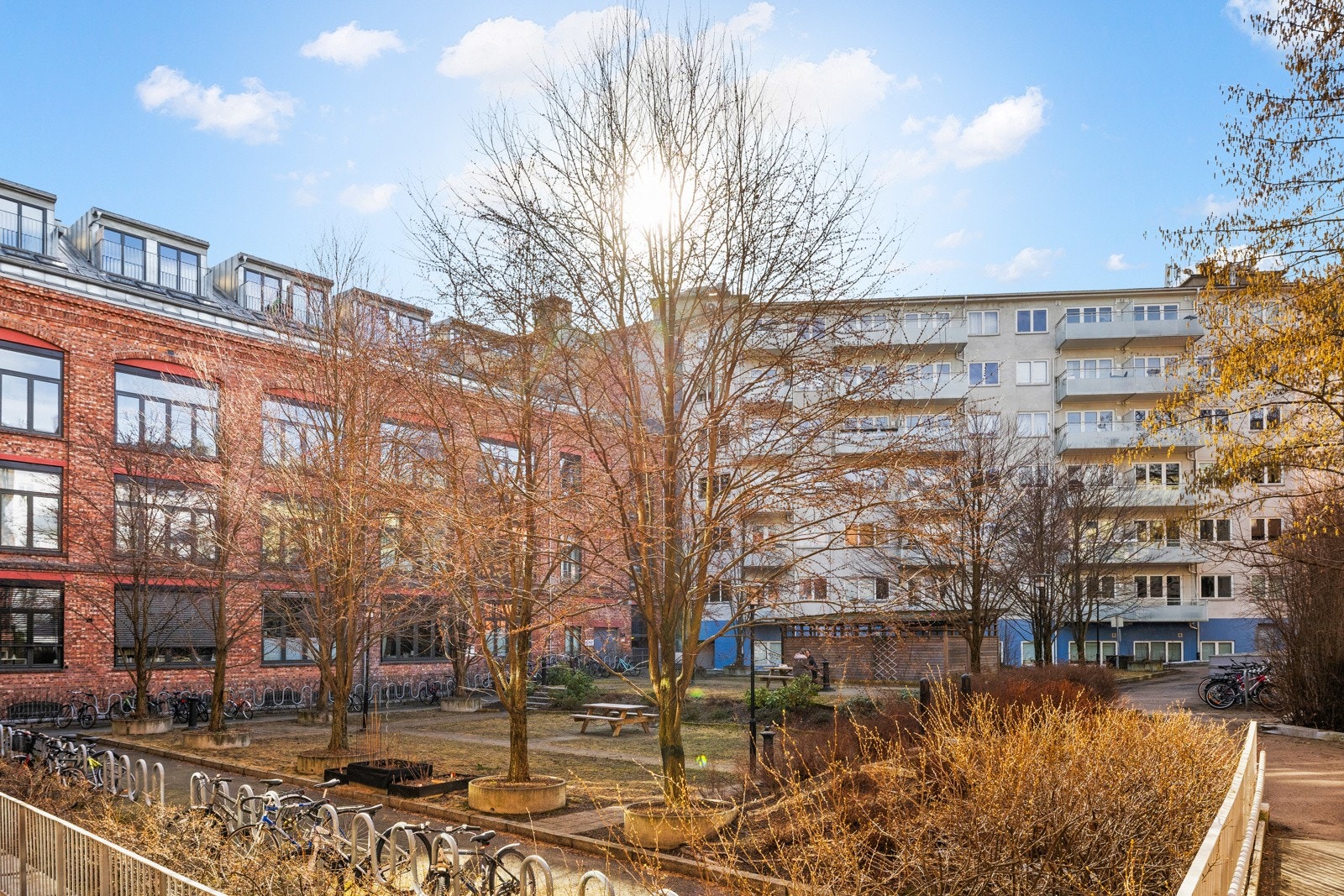 Her bor du i skjermede og rolige omgivelser samtidig som du har gangavstand til alt du trenger i det daglige. Galleribilde