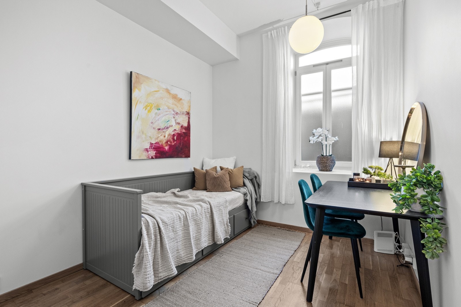 Videre inn i hybelen finnes et lyst og luftig allrom med plass for eksempelvis sovesofa og skrivebord/spisebord. Galleribilde