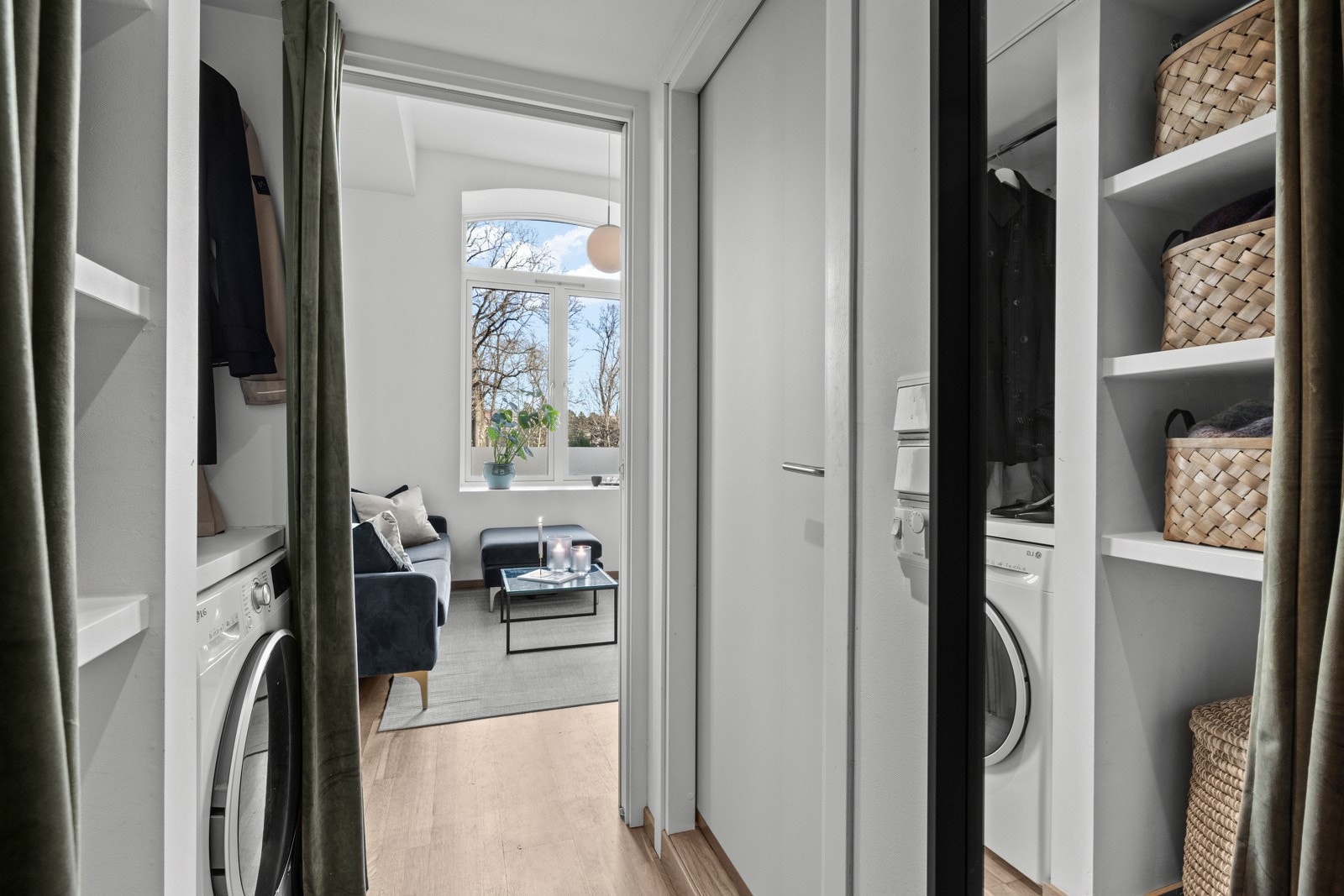 Her er det god plass til å henge av seg yttertøyet i en praktisk garderobeløsning. Galleribilde