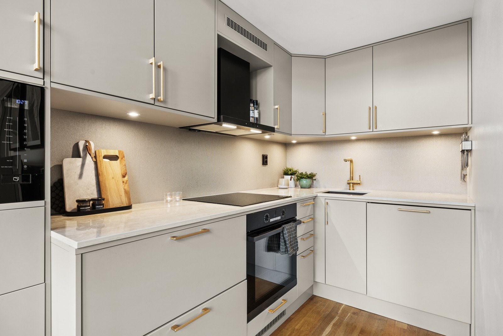 Kjøkkenet er av god størrelse og har generøst med boltringsplass på benk, og lagringsplass i skuffer og skap. Ideelt når husets kokk skal i sving. Galleribilde