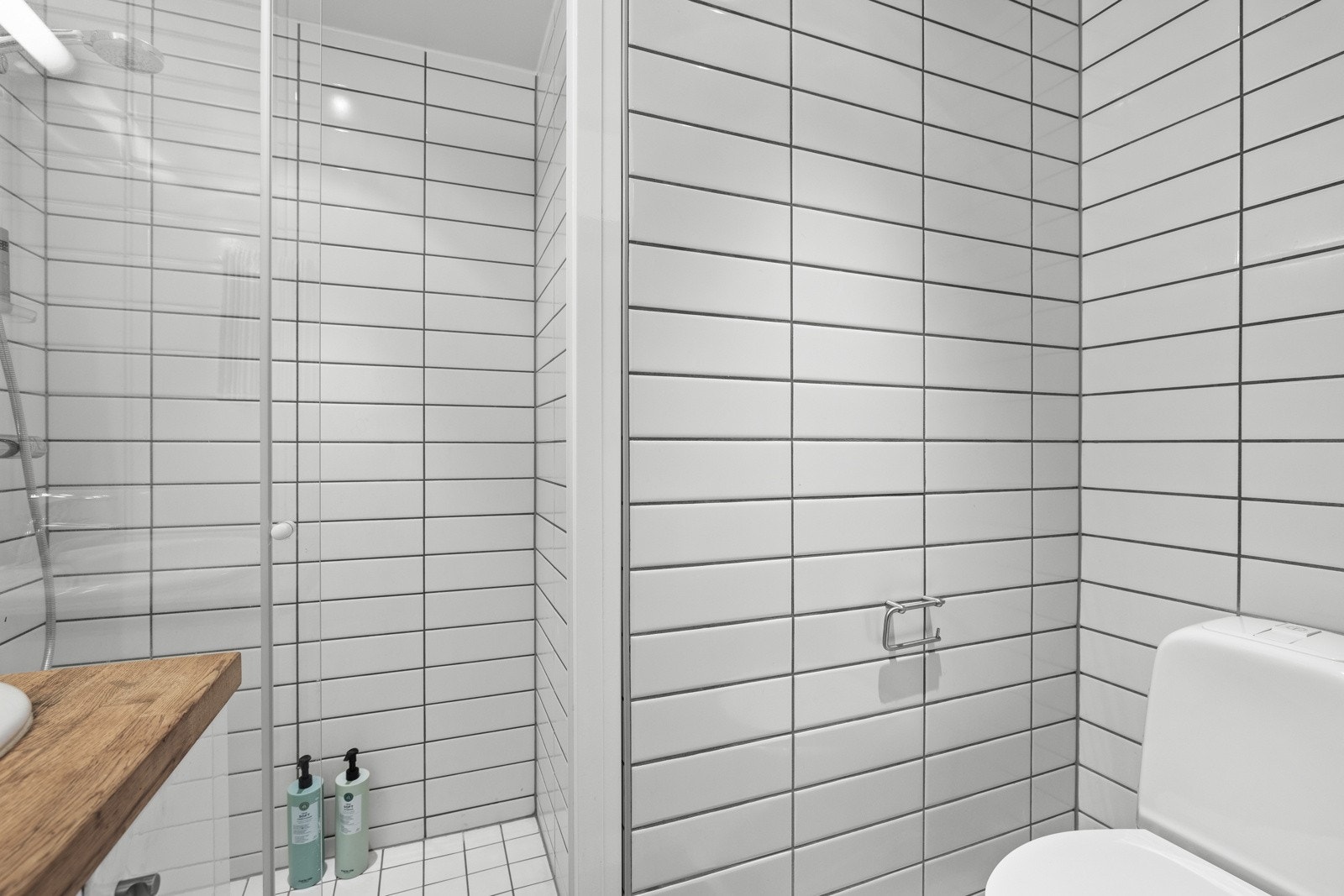 Videre er det montert ventil i himlingen som er tilknyttet sentralt avtrekksanlegg. Galleribilde